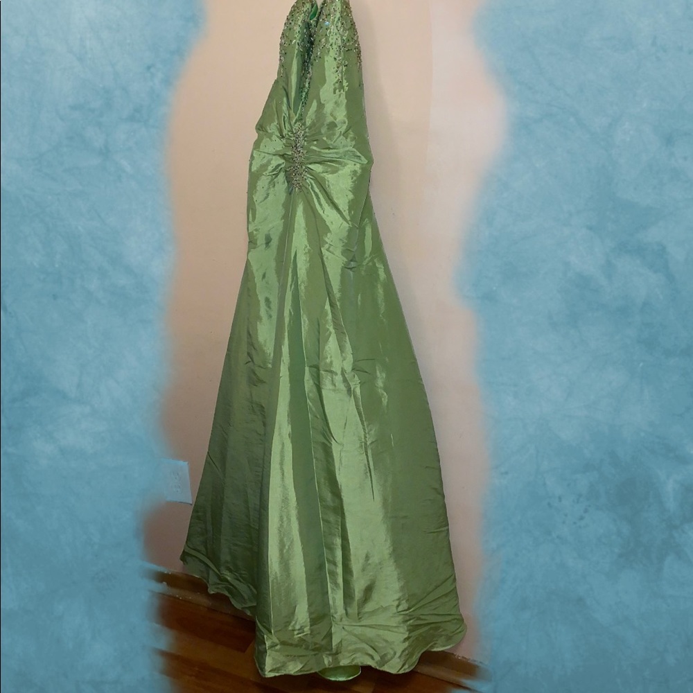 STRAPLESS GOWN